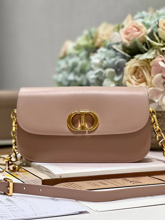 6.18活动优惠，复古粉590 原单品质，支持退换 30 Montaigne Avenue 手袋，采用典雅的设计，提升此经典系列的格调。采用复古粉光面牛皮革精心