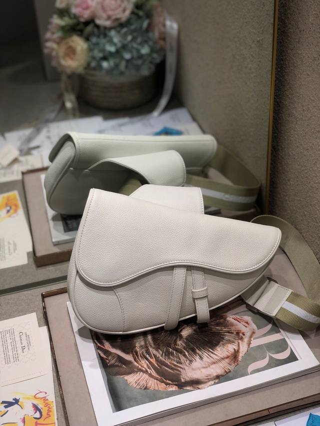 6.18活动优惠，胸包400 原单品质，支持退换 Di0R Homme # Saddle Bag 白色荔银扣 潮人必入款 女士的Saddle已经很迷人 没想到男
