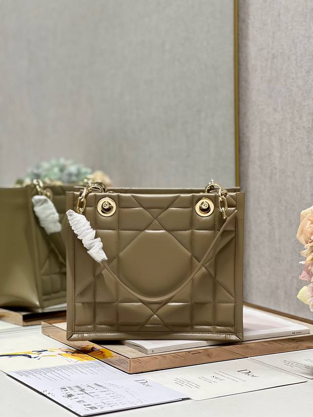 6.18活动优惠，小号690 原单品质，支持退换 Dior Essential 奶茶小号 可以单肩手拎的皮质Tote 出新款了，经典菱格交融，织就翩然风采，撷取