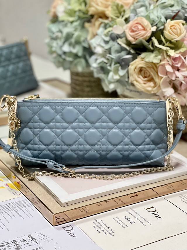 6.18活动优惠，460 原单品质，支持退换 Dior Club 手袋 云雾蓝 这款 Dior Club 手袋为新款单品，突显醒目实用的设计，饰以 Dior 的