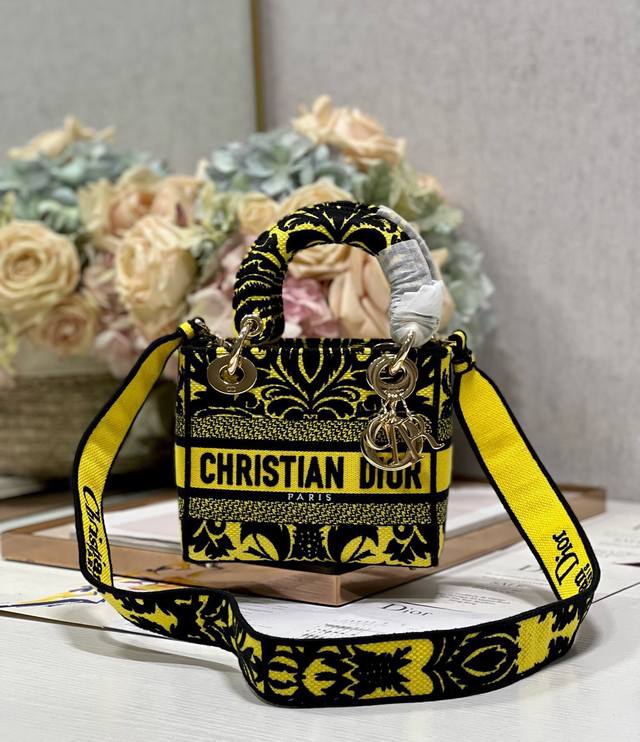 6.18活动优惠，三格490 原单品质，支持退换 火焰黄三格刺绣戴妃 L刺绣戴妃包“Cs D”标志时尚而柔美。饰以标志性“D.I.O.R.”吊饰，为精美的轮廓增