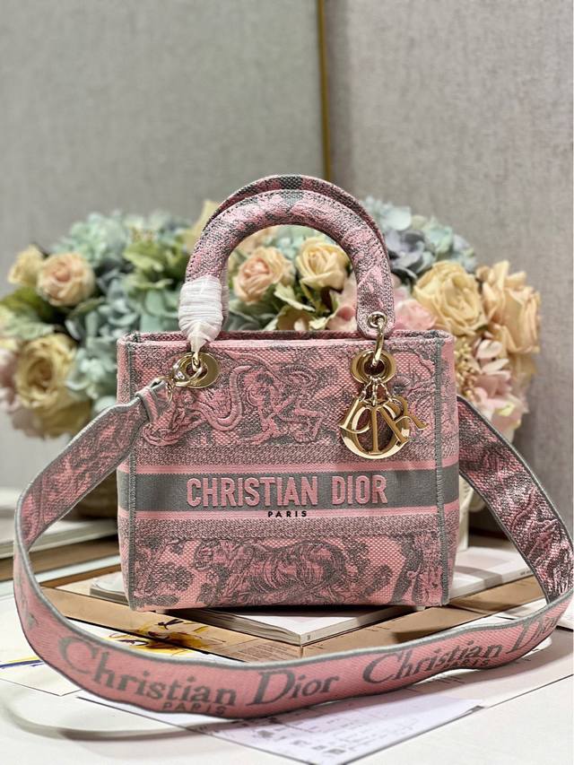 6.18活动优惠，五格刺绣560 原单品质，支持退换 旧粉底虎五格刺绣戴妃 L刺绣戴妃包“Cs D”标志时尚而柔美。饰以标志性“D.I.O.R.”吊饰，为精美的