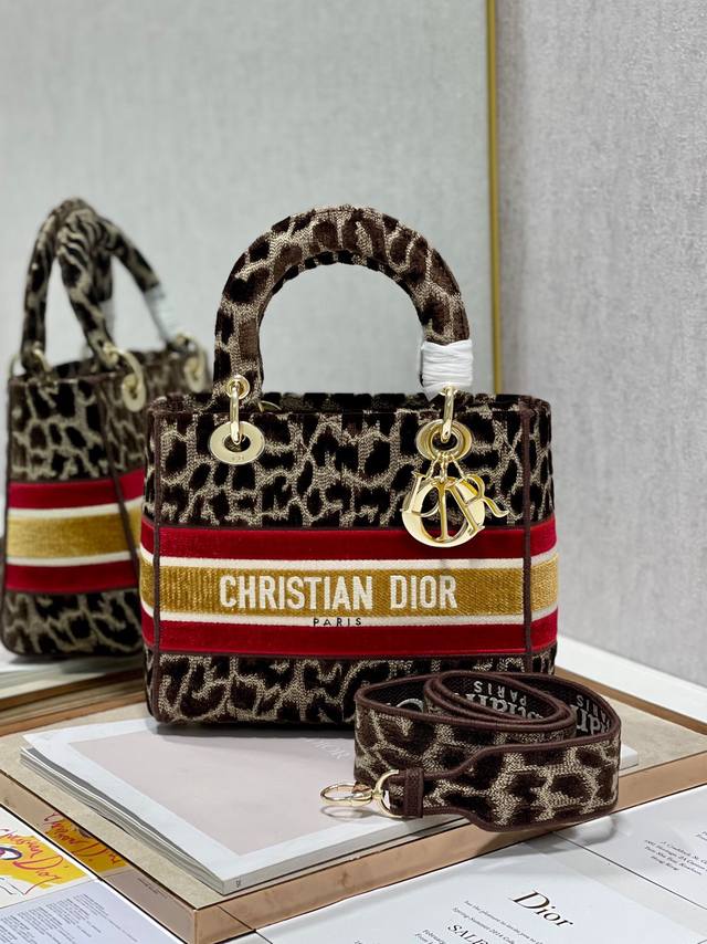 6.18活动优惠，五格560 原单品质，支持退换 绒豹纹五格刺绣戴妃 L刺绣戴妃包“Cs D”标志时尚而柔美。饰以标志性“D.I.O.R.”吊饰，为精美的轮廓增