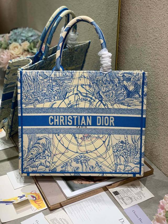 活动优惠，大号360 原单品质，支持退换 蓝色地球 大号 Dior Book Tote 购物袋 这款Book Tote手袋灵感来自女装创意总监玛丽亚 嘉茜娅 蔻