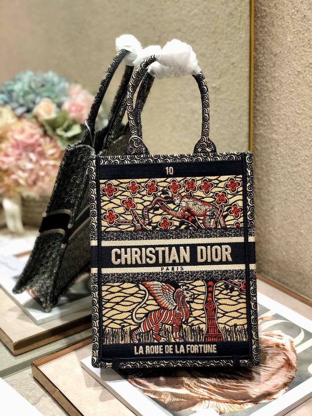 6.18活动优惠,250 原单品质,支持退换 Dior迷你Book Tote手机袋 彩色塔罗牌10 这款手机袋是本季新品,由玛丽亚 嘉茜娅 蔻丽 Maria G 6.18活动优惠,250 原单品质,支持退换 Dior迷你Book Tote手机袋 彩色塔罗牌10 这款手机袋是本季新品,由玛丽亚 嘉茜娅 蔻丽 Maria G