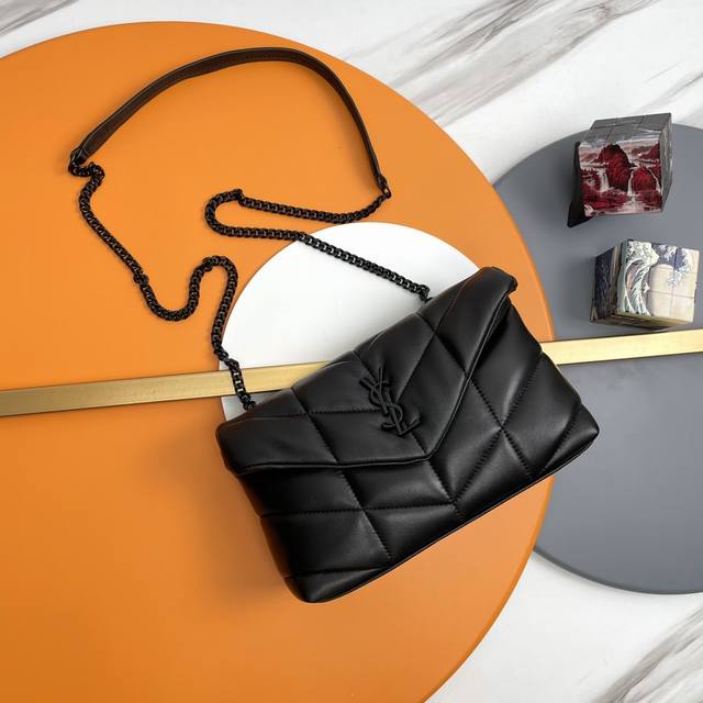 黑色搭配黑扣 _迷你号斜挎包来袭！整包采用柔软的意大利小羊皮制作，搭配Y家斜条纹绗缝工艺，拥有柔和质地的前翻盖袋，搭配可拆卸肩带，可以做收纳包，还可以使用调节扣