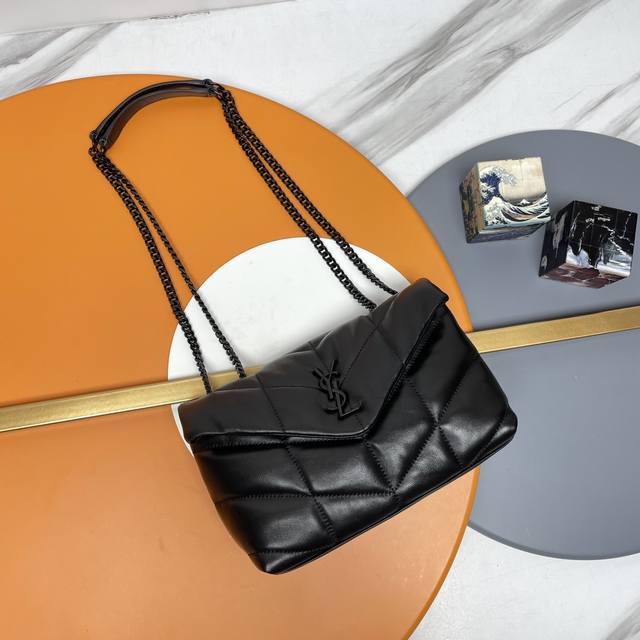 黑色黑扣 双链条 Loulou Puffer Mini_迷你号双链条包来袭！整包采用柔软的意大利小羊皮制作，搭配Y家斜条纹绗缝工艺，拥有柔和质地的前翻盖袋，搭配