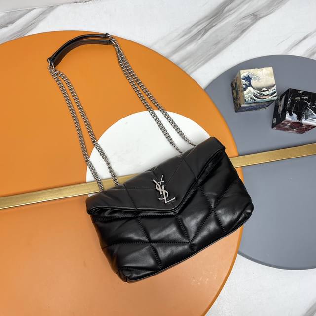 黑色银扣 双链条 Loulou Puffer Mini_迷你号双链条包来袭！整包采用柔软的意大利小羊皮制作，搭配Y家斜条纹绗缝工艺，拥有柔和质地的前翻盖袋，搭配