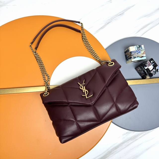 枣红 金扣 原单 29Cm_ Loulou Puffer 绗缝小羊皮包，100%小羊皮制作，手感柔软细腻，犹如怀抱云朵般的感受；经典的Y家Logo、链条及扣眼