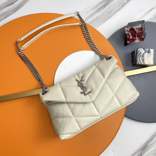 白色 银扣 原单 29Cm_ Loulou Puffer 绗缝小羊皮包，100%小羊皮制作，手感柔软细腻，犹如怀抱云朵般的感受；经典的Y家Logo、链条及扣眼