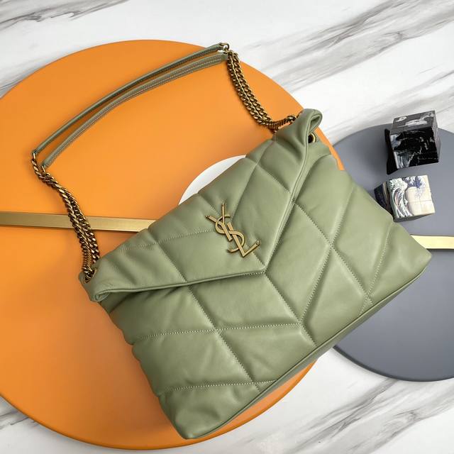 抹茶绿 金扣 原单 35Cm Loulou Puffer 绗缝小羊皮包，100%小羊皮制作，手感柔软细腻，犹如怀抱云朵般的感受；经典的Y家Logo、链条及扣眼