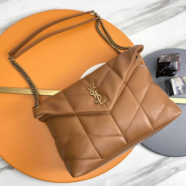 焦糖 金扣 原单 35Cm Loulou Puffer 绗缝小羊皮包，100%小羊皮制作，手感柔软细腻，犹如怀抱云朵般的感受；经典的Y家Logo、链条及扣眼五
