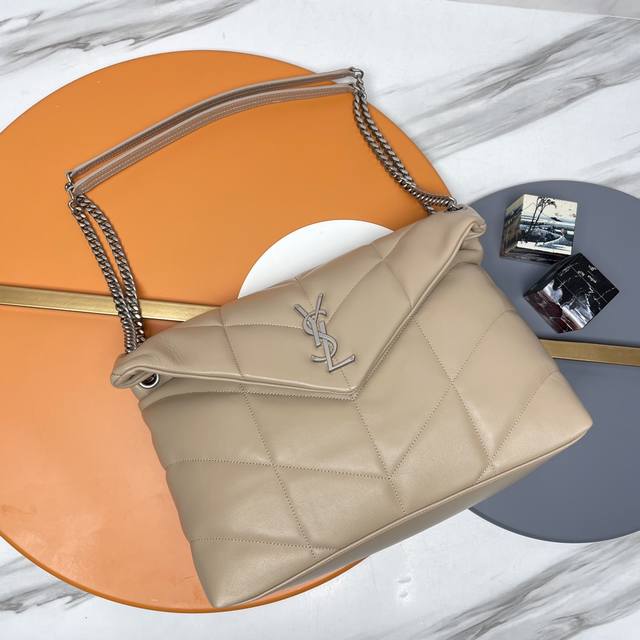 杏色 银扣 原单 35Cm Loulou Puffer 绗缝小羊皮包，100%小羊皮制作，手感柔软细腻，犹如怀抱云朵般的感受；经典的Y家Logo、链条及扣眼五