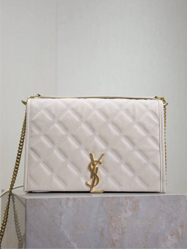 特价 白色 25Cm #Becky菱形绗缝小羊皮链条包# 绝绝对对的属于一眼钟情系列！菱形的绗缝纹路散发钻石般的迷人光彩！金色Y家标志很醒目，流畅的菱格纹线条，