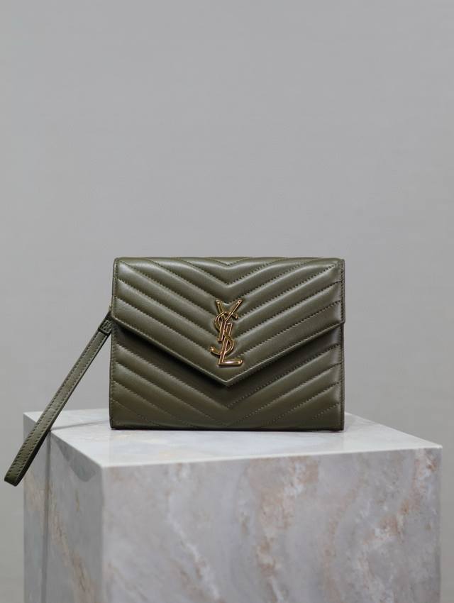 特价 绿色羊皮金扣_ Le Cassandre_手拿包 配可以拆卸手腕带，意大利进口小羊皮，手感非常柔软舒适，罗缎内里，包内有平口袋！出门必备单品！非常非常百搭