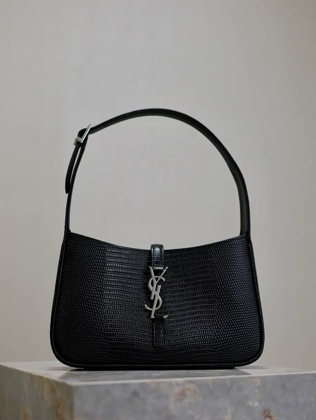 特价 黑色蜥蜴纹银扣 原厂皮 腋下包Le5A7 Bag 强推今年的宝藏包包之一!极简外形+金属Logo 扣开合设计 可调节肩带 简洁唯美且高级感 包身轻盈 易搭 特价 黑色蜥蜴纹银扣 原厂皮 腋下包Le5A7 Bag 强推今年的宝藏包包之一!极简外形+金属Logo 扣开合设计 可调节肩带 简洁唯美且高级感 包身轻盈 易搭