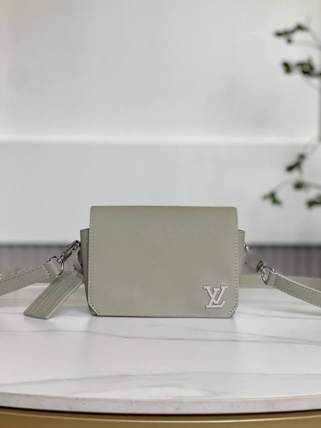 大特价 全新包不退换 82281 82085 17.3 X 12 X 7 厘米 长度 X 高 X 宽 牛皮革 牛皮革饰边 织物内衬 金属件 磁扣翻盖开合 拉链内