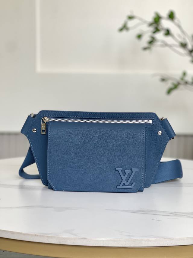 大特价 全新包不退换 57081 蓝色 30 X 16 X 3 厘米 长度 X 高 X 宽 粒面牛皮革 牛皮革饰边 织物内衬 金属件 金属字母标识 翻盖前袋配有