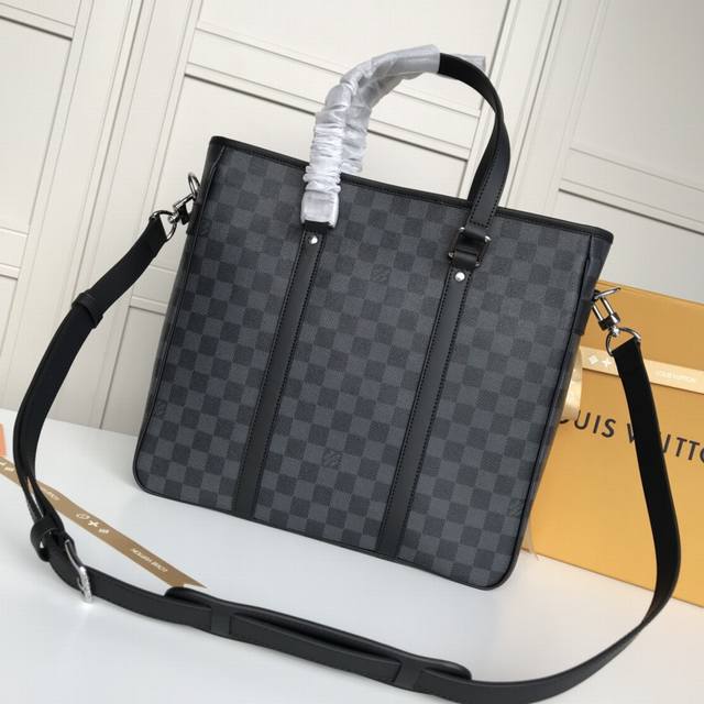 大特价 全新包不退换 41467 海外原单品质Louis Vuitton Tadao小号手袋 充满硬朗气息的石墨色Damier格纹帆布是制作此款Tadao小号手