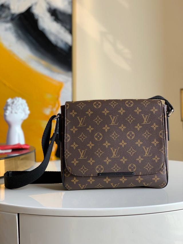 大特价 全新包不退换 40935 District 小号斜挎包回货小巧、精美的 District 小号手袋是现代的产物。 经典的外形与帆布材质，造就了这一实用、