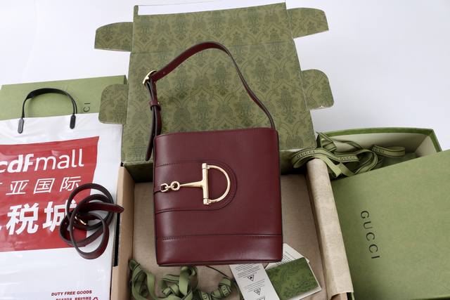 厂价 最高版本原厂皮顶级原单配专柜全套包装 简介：在2025春夏系列中，Gucci 73系 其系列名同年推出的一款典藏水桶包中撷取创作灵感。这款包袋以现代美学演