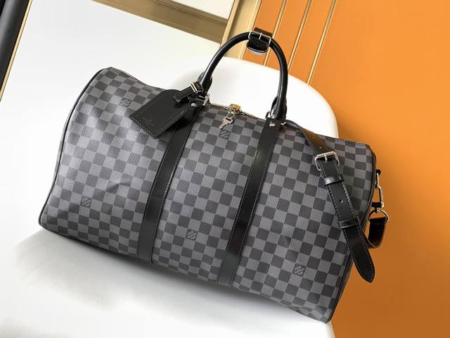 顶级原单 N41416 N41418 N41413 这款经典的Keepall 45手袋采用Damier Graphite帆布制成，大小为手提行李尺寸。 特有浑圆
