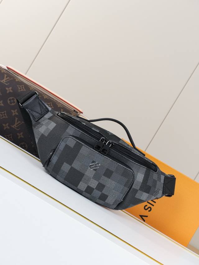 动态163C01芯片 M14920迷彩 顶级原单 独家背景实拍 本款 Rush 腰包以 Damoflage Black 帆布呈现摩登潮流构型，并将像素化 Dam