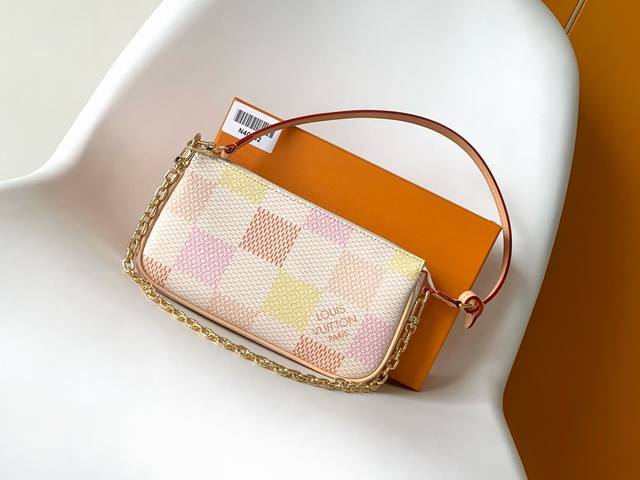 N40642 顶级原单 本款 Pochette Accessoires 手袋出自 Damierlicious 系列。Damier 帆布包身浸染柔和色调。饰边由路
