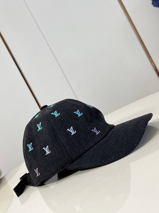 出厂价P 顶级原单 M7974 Lv Blason Shading Denim 帽子浸染深邃色调，为经典丹宁布结构铺陈渐变 Lv Blason 图案，令品牌元素