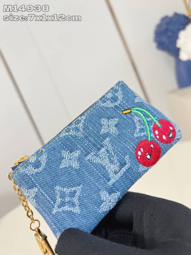 出厂价P 顶级原单 M14938 本款钥匙包身披 Monogram 丹宁布亮相路易威登 X 村上隆复刻系列，以刺绣樱桃图案彰显艺术家的趣味笔触。通过链条衔接的钩