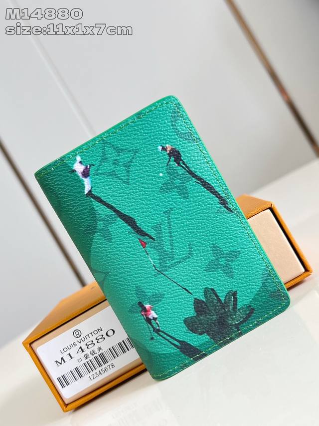 出厂价P 顶级原单 M14880绿 本款口袋钱夹取材 Colored Monogram 帆布，将写实风格的运动员图案和剪影化作袖珍运动场景印花，与经典 Mono