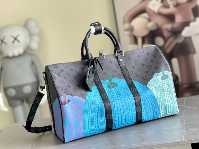 升级质量 M46471，M46441年度最火，本款 Lv X Yk Keepall 45结合了经典设计与标志性细节。采用Damier Graphite帆布制成，