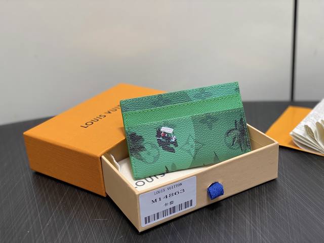 出厂价P 顶级原单 M14863绿色 度假系列卡包钱夹钱包 口袋卡夹 M14864白色 M14863绿色 M14862蓝色 在五颜六色的字母图案帆布上印有微型运