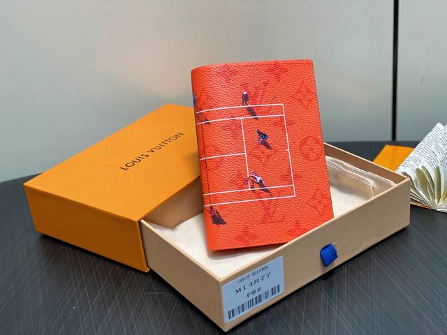 出厂价P 顶级原单 M14877橙色 度假系列护照夹 当季新款 护照套 M14877橙色 M14872白色 M14875绿色 本款护照套取材 Colored M 出厂价P 顶级原单 M14877橙色 度假系列护照夹 当季新款 护照套 M14877橙色 M14872白色 M14875绿色 本款护照套取材 Colored M