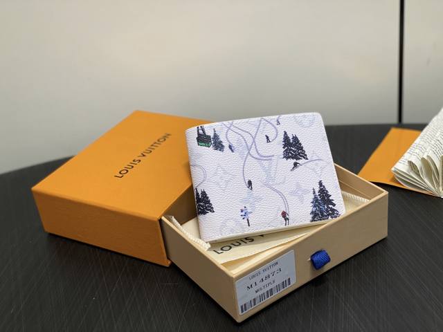 出厂价P 顶级原单 M14873白色 度假系列短款西装夹 当季新款 Slender 钱夹 M14873 M14874 M14879 M14875 本款 Slen 出厂价P 顶级原单 M14873白色 度假系列短款西装夹 当季新款 Slender 钱夹 M14873 M14874 M14879 M14875 本款 Slen