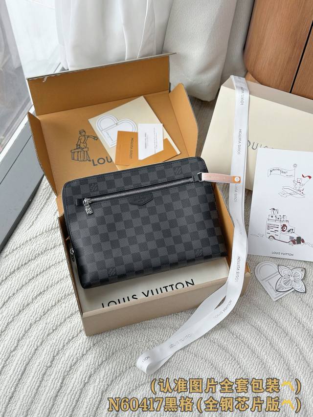 出厂价P N60417 黑格 A级全钢版 个性化定制版!变码芯片、New Pouch 手拿包取材Damier. Graphite 帆布和卡位,点缀路易威登黎标识 出厂价P N60417 黑格 A级全钢版 个性化定制版!变码芯片、New Pouch 手拿包取材Damier. Graphite 帆布和卡位,点缀路易威登黎标识