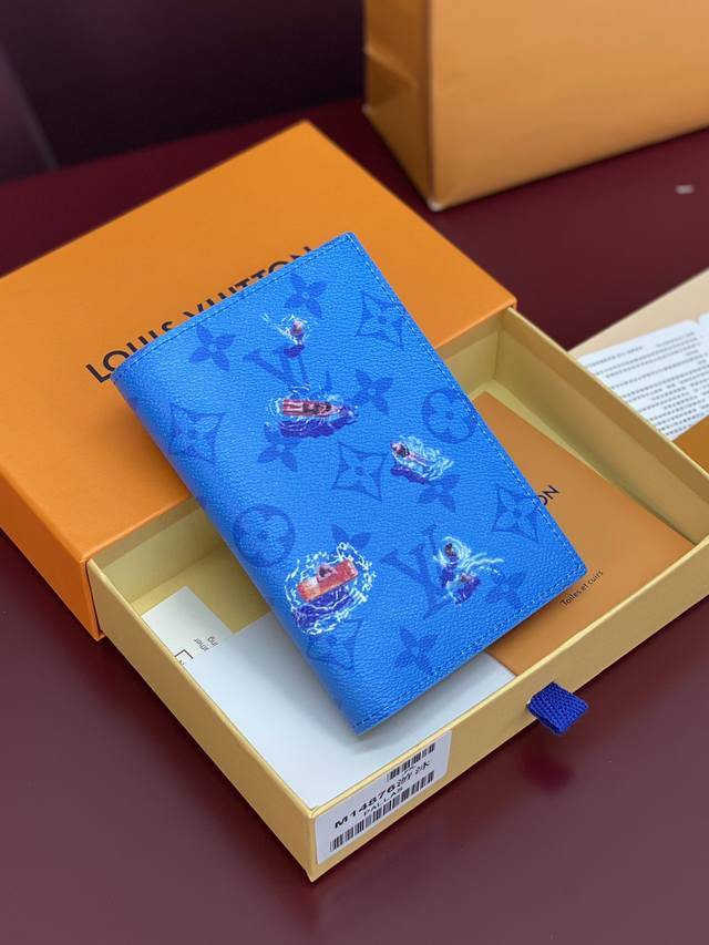 出厂价P M14876 护照！游泳蓝色！时尚出行的绝佳伴侣。质感奢华的粒纹小牛皮内衬，内部多隔层构造，风格经典的旅行配饰。挎着华丽的路易威登手袋大肆采购的运动员