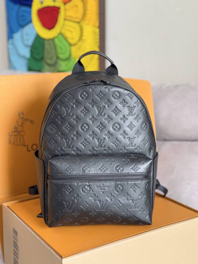 顶级原单全钢五金164芯片型号：M46553压花 背包书包本款 Discovery 双肩包以 Monogram 压纹头层牛皮革塑造柔软贴身构型，辅以金属件的沉稳