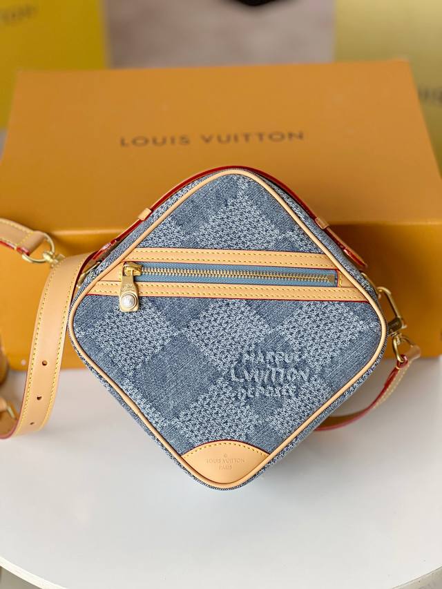 原单品质编码芯片全钢五金型号:N40706牛仔本款 Chess 邮差包的别致构型致意品牌经典 Damier 格纹,以 Damier Denim 3D 棉质帆布呈 原单品质编码芯片全钢五金型号:N40706牛仔本款 Chess 邮差包的别致构型致意品牌经典 Damier 格纹,以 Damier Denim 3D 棉质帆布呈