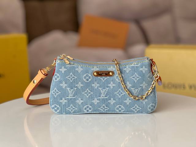 顶级原单型号M83532 顶级原单 Monogram新款牛仔 材质的Liv Pochette可紧贴手臂。它配有一条可拆卸的金色链条和一条可拆卸、可调节的双表带，