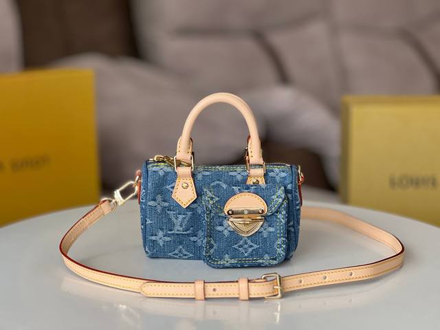 顶级原单型号：M82950蓝色丹宁牛仔 枕头包Speedy系列 Nano Speedy 手袋 本款 Nano Speedy 手袋选用由认证棉织就的 Mongog