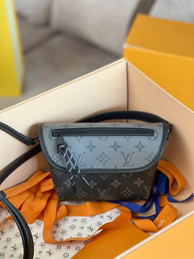 原单品质变码芯片全钢五金型号：12806双色邮差包本款 Pulse 迷你手袋取材 Monogram Eclipse 涂层帆布，以简洁线条和运动元素传递摩登格调。