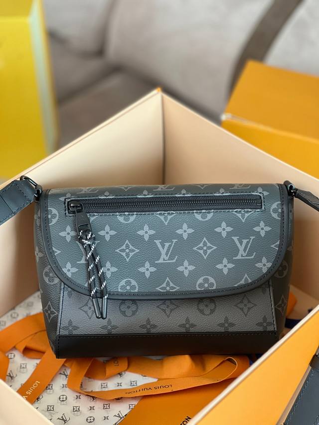 顶级原单全钢五金变码芯片型号：12681双色邮差包本款 Pulse 邮差包以 Monogram Eclipse 帆布塑造精巧构型，为翻盖上的外袋搭配线绳拉链头。