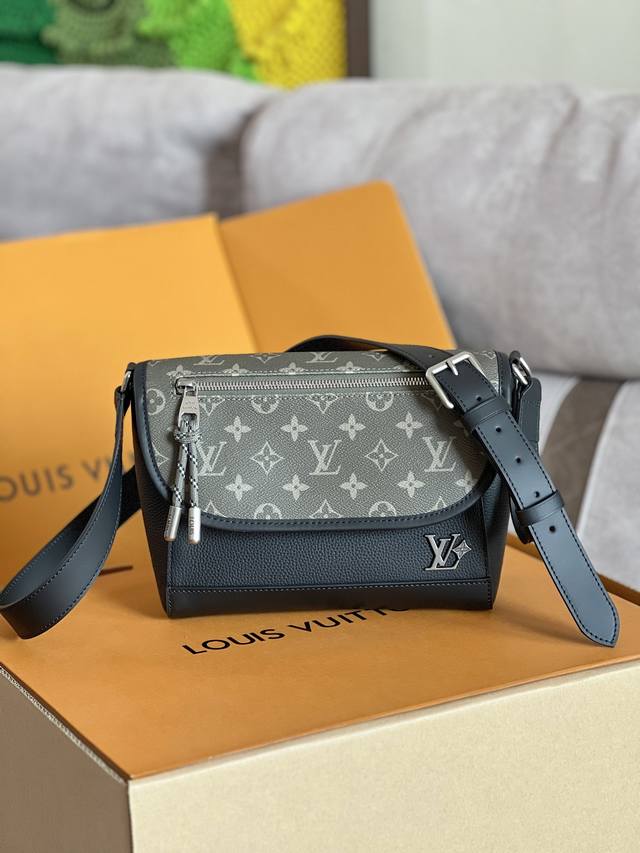 顶级原单全钢五金变码芯片，型号：M12625黑，Pulse 邮差包以粒面皮革和 Monogram 帆布演绎摩登风尚。线绳拉链头洋溢运动气息，可轻松开启翻盖上方的