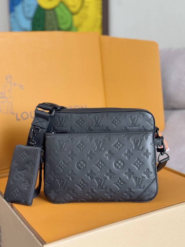 顶级原单，变码芯片，原单五金，型号：M46602压花本款 Trio 邮差包取材 Monogram 压纹牛皮革，拉链前袋和肩带处的小号零钱包均可拆卸，与主隔层共同