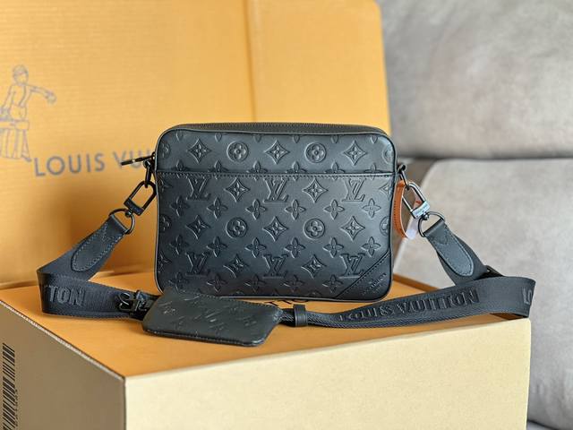 原单M69827全皮压花 Duo 邮差包 头层牛皮 Duo 邮差包于 Monogram Shadow 皮革浮现经典 Monogram 图案压纹，摩登之中浅露沉稳