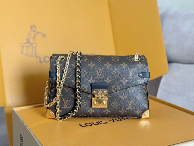 变码芯片原单五金型号：14526老花，Trunkie 手袋结合 Monogram 帆布和金属铆钉，搭配金属质感包角和标志性 S-Lock 锁扣，以复古行李箱格调