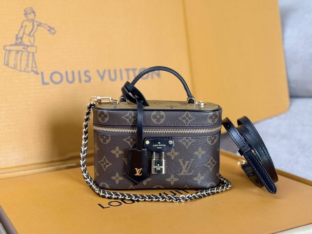 原单品质变码芯片型号：M47125新版化妆包Vanity Chain Pouch 手袋向经典化妆箱汲取灵感，以 Monogram 帆布诠释旅行精神。顶部手柄和可