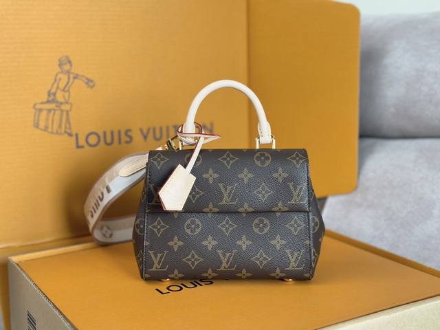 原厂皮Cluny Mini手袋M46055手袋纯粹的结构和轮廓永不过时,包带采用时下流行的鲜亮配色。路易威登标识宣示品牌身份、Cluny手袋非常实用,是理想型的 原厂皮Cluny Mini手袋M46055手袋纯粹的结构和轮廓永不过时,包带采用时下流行的鲜亮配色。路易威登标识宣示品牌身份、Cluny手袋非常实用,是理想型的