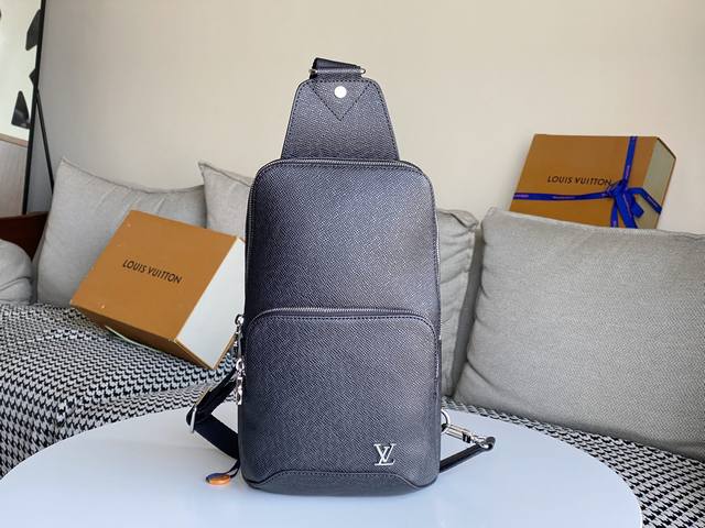 对版开发细节完美原单五金 独家实拍M30443 黑色 Avenue 单肩包采用 Taga 皮革勾勒标志性线条，点缀 Lv 字母，更有前拉链袋与内贴袋融入功能性，